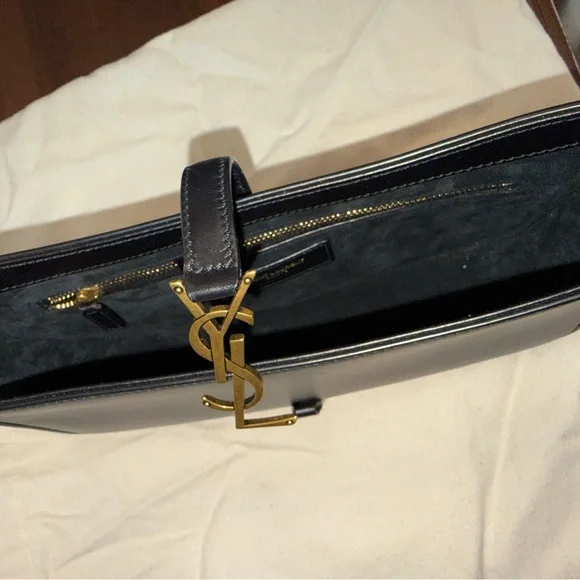 Yves Saint Laurent Le 5 à 7 bag in smooth leather - Picture 11 of 13